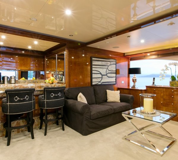 Motor Yacht SOVEREIGN - Upper salon bar