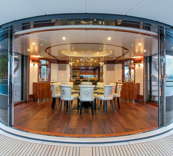 Motor Yacht SOVEREIGN - Upper salon dining