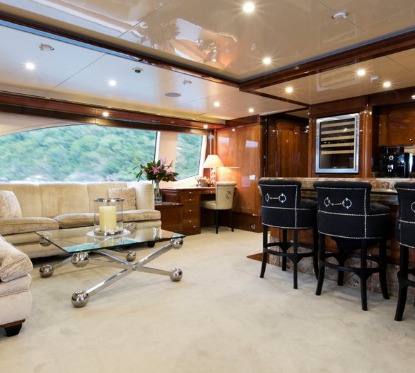 Motor Yacht SOVEREIGN - Upper salon