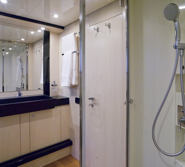Motor Yacht Stinray M -  Bathroom 2