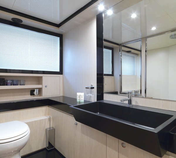 Motor Yacht Stinray M -  Bathroom