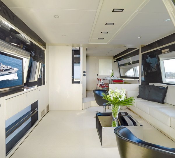 Motor Yacht Stinray M -  Main Salon