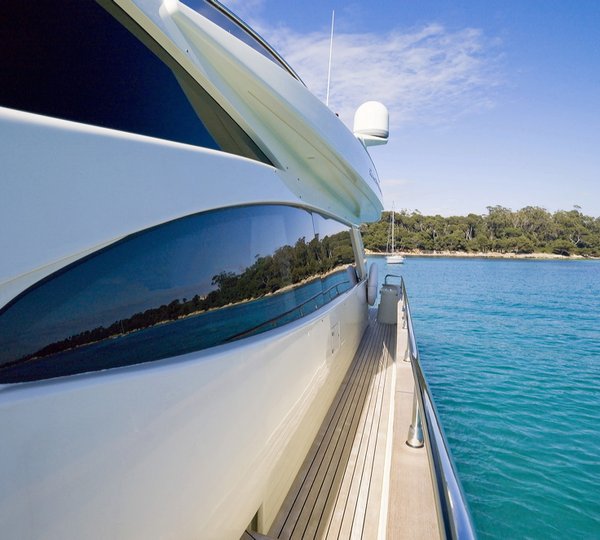 Motor Yacht Stinray M -  Side Deck