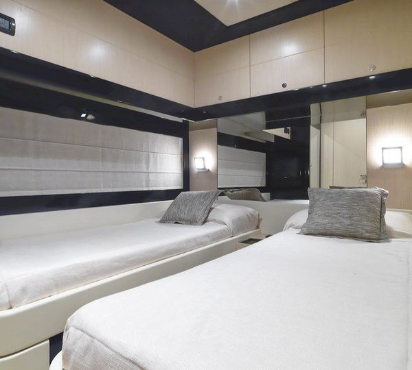 Motor Yacht Stinray M -  Twin Cabin