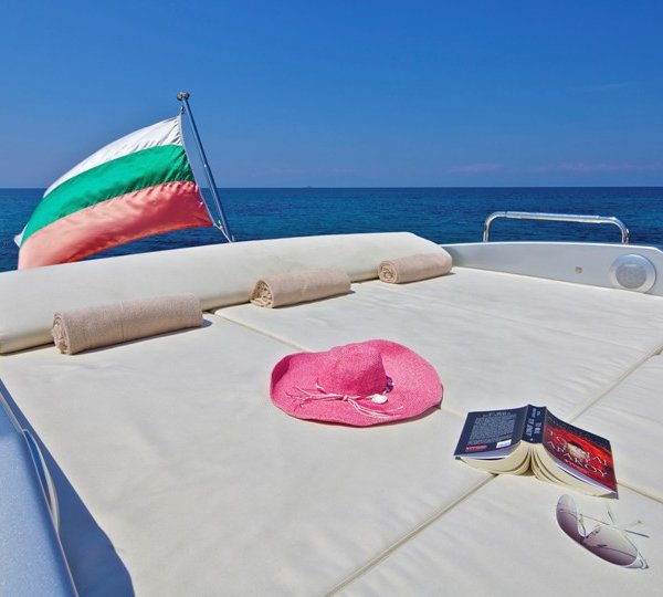 Motor Yacht THEA - Aft Deck Sunpads