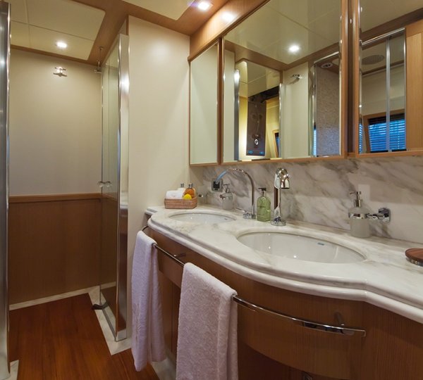 Motor Yacht ZIACANAIA - Master Bath