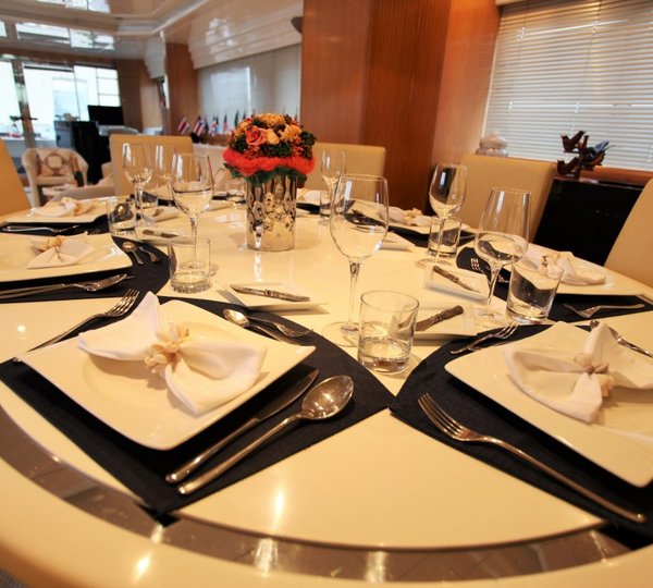 Motor yacht  MOONDANCE - Dining Table