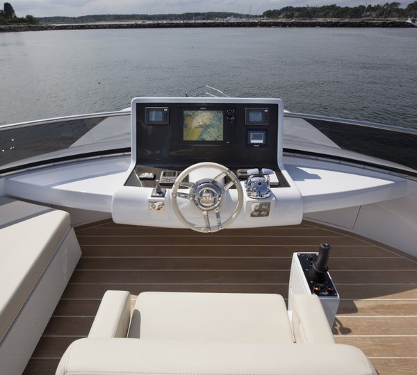 Motor yacht 1700 XPRESSO - Flybridge Helm