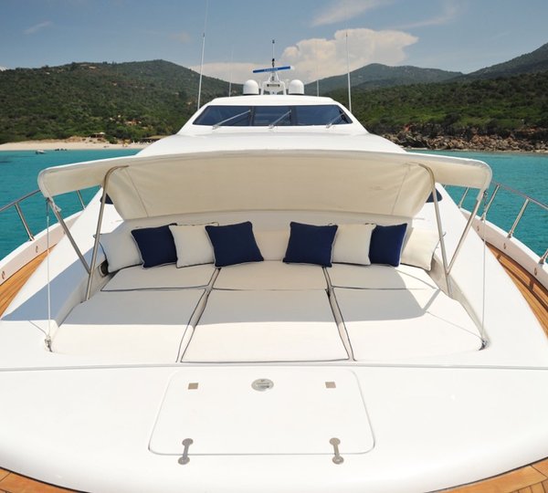 Motor yacht ALLURE - Foredeck