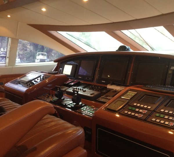 Motor yacht ALLURE - Helm