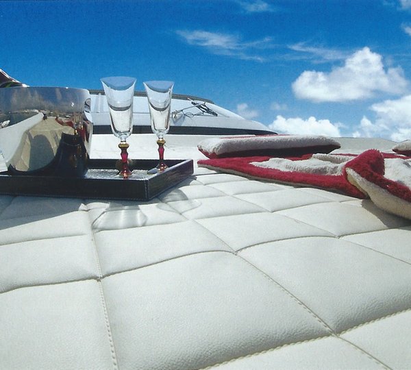 Motor yacht AMIR III - Sunpads