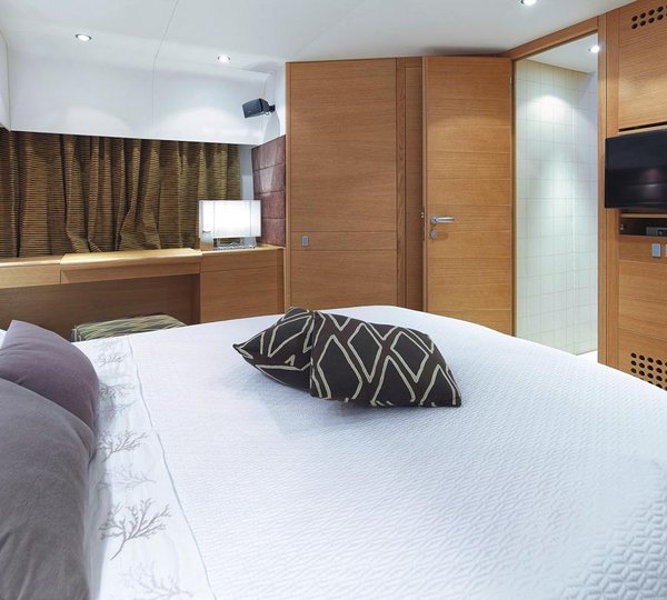 Motor yacht ARWEN - Master with vanity