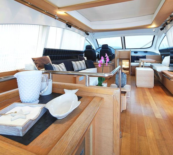 Motor yacht ARWEN - Salon view forward
