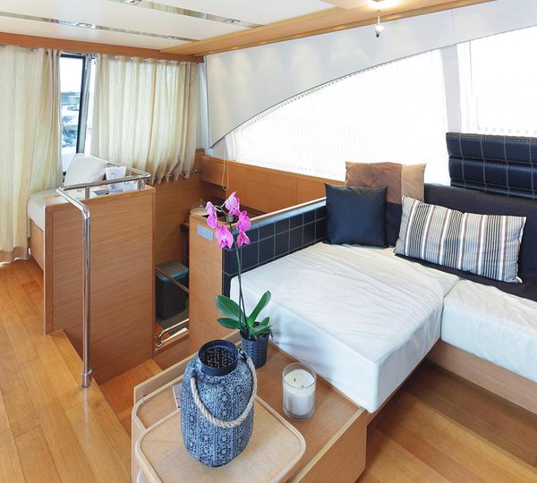 Motor yacht ARWEN - Sofa and steps to cabins