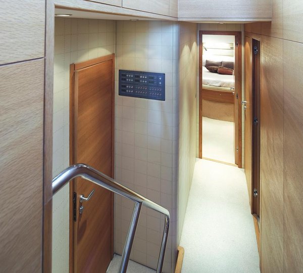 Motor yacht ARWEN - Steps to cabins