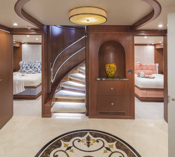 Motor yacht AT LAST - Lower Foyer