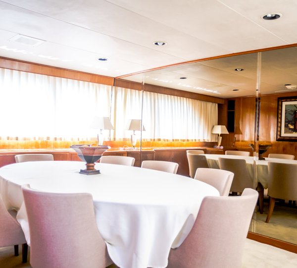 Motor yacht AURIANE - Dining detail