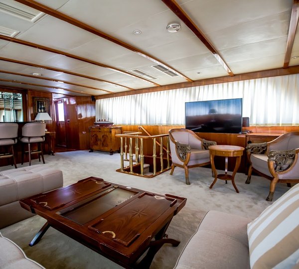 Motor yacht AURIANE - Salon with TV