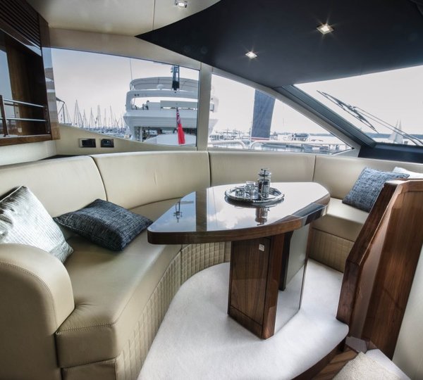 Motor yacht AUTUMN -  Forward Seating