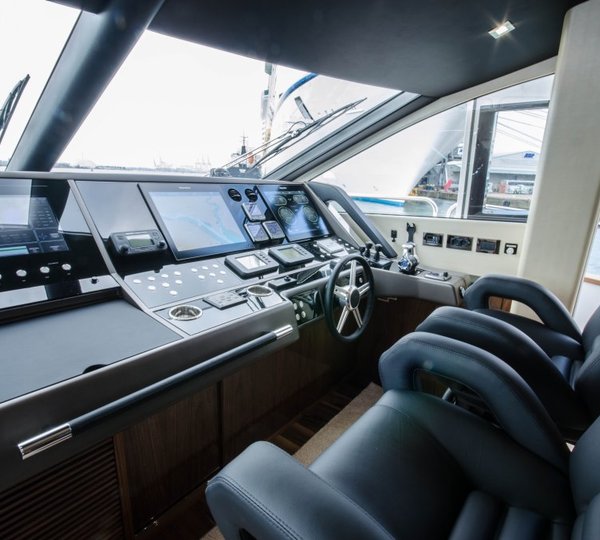 Motor yacht AUTUMN -  Helm