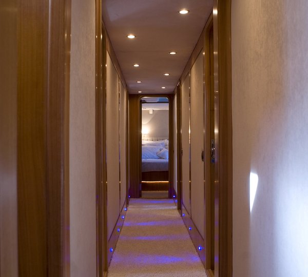 Motor yacht AZMIM -  Companionway