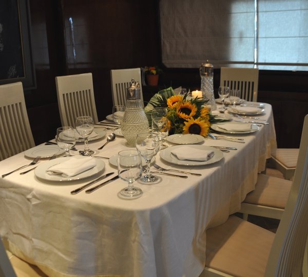 Motor yacht BON VIVEUR - Dining