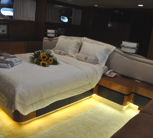 Motor yacht BON VIVEUR - Master Cabin