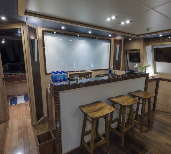 Motor yacht BW - Bar in salon
