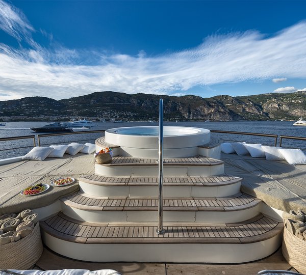 Motor yacht CHAKRA - Sundeck jacuzzi