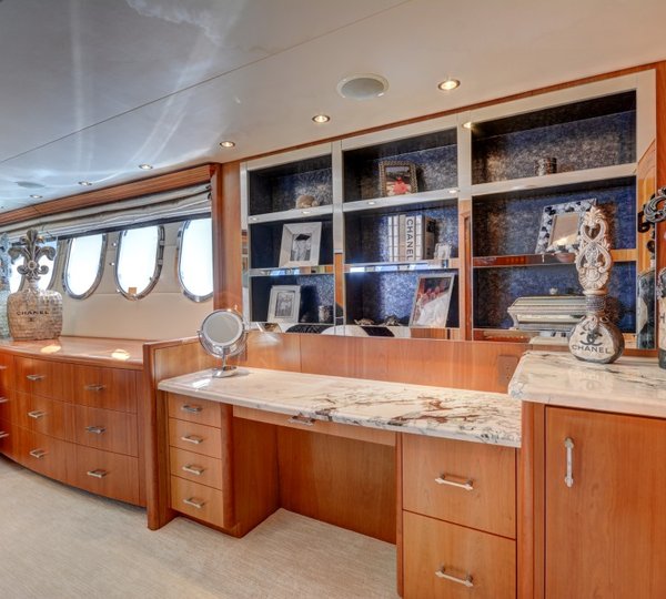 Motor yacht CRESCENDO - Master vanity