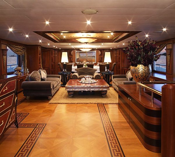 Motor yacht DENIKI - Main Salon Entrance