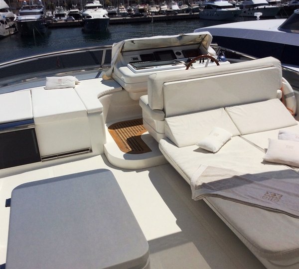 Motor yacht DOUBLE XELLE - Flybridge lounging
