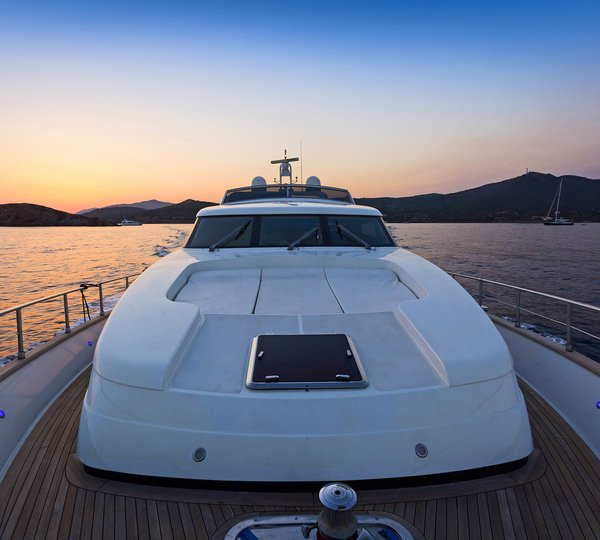 Motor yacht FOS - Bow