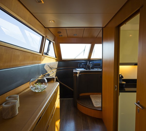 Motor yacht FOS - To bridge deck