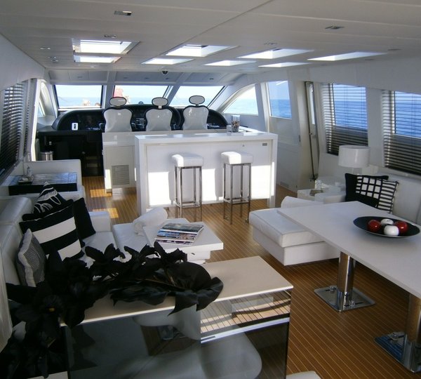 Motor yacht FRIDAY -  Salon looking forward