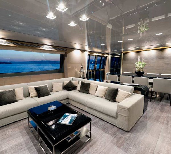 Motor yacht Far Away - Saloon