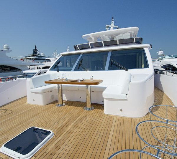 Motor yacht Gulf 75 Exp - Bow Seating Area