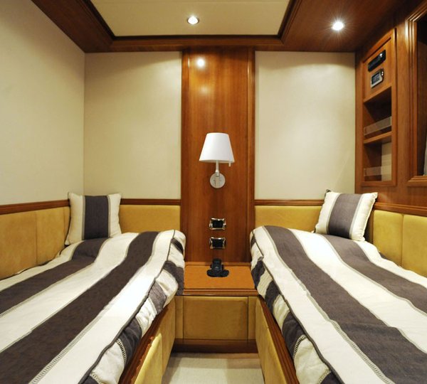 Motor yacht HAPPY FEET - Twin cabin