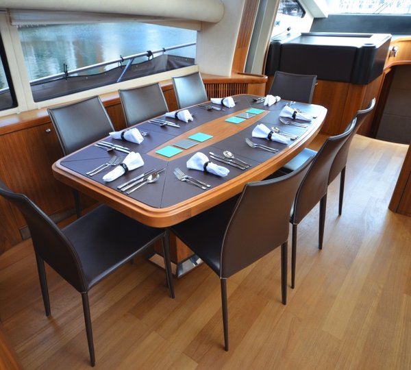 Motor yacht HOOLIGAN - Dining