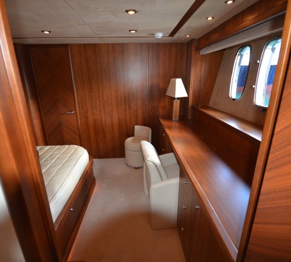 Motor yacht HOOLIGAN - Master Cabin Entrance