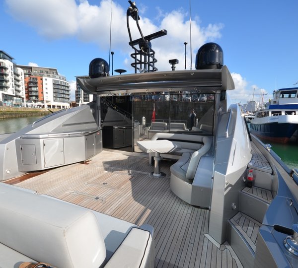 Motor yacht HOOLIGAN - Spacious Deck