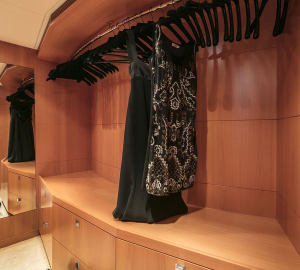 Motor yacht L'EQUINOX - Master wardrobe