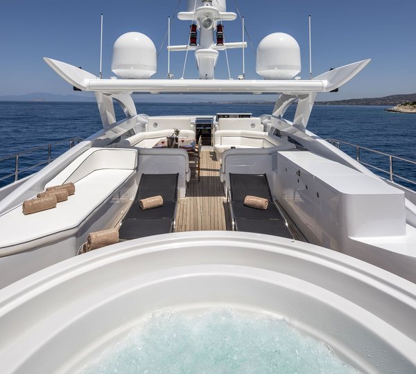 Motor yacht L'EQUINOX - Sundeck view forward