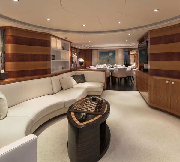 Motor yacht L'EQUINOX - Salon view forward