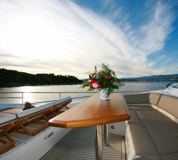 Motor yacht LADY BEATRICE - Foredeck Seating