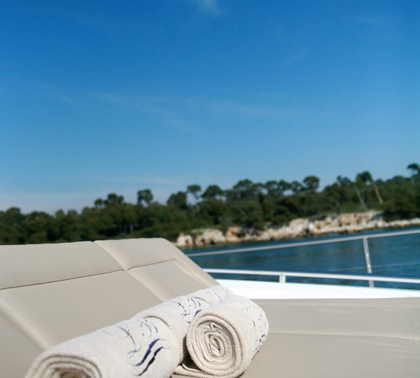 Motor yacht LADY BEATRICE - Foredeck Sunpad