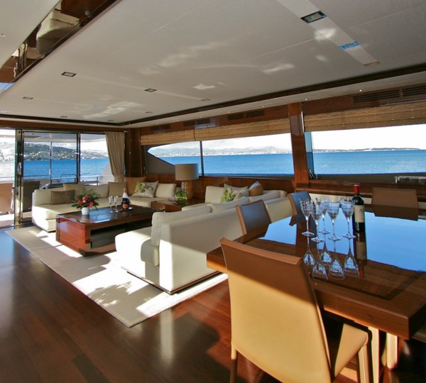 Motor yacht LADY BEATRICE - Main Salon looking Aft