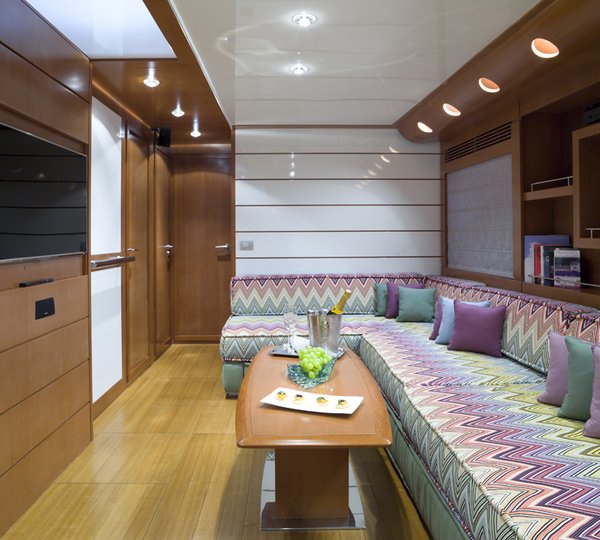 Motor yacht LULU - Lower Salon