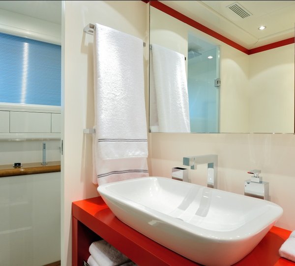 Motor yacht MOSKING - Guest Bathroom