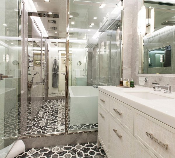 Motor yacht Moonraker - Bathroom